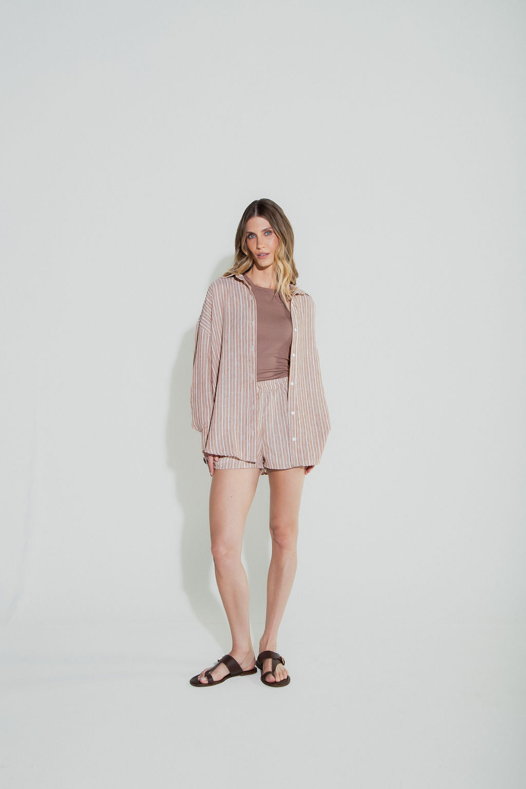 Short Listra Fina Marrom