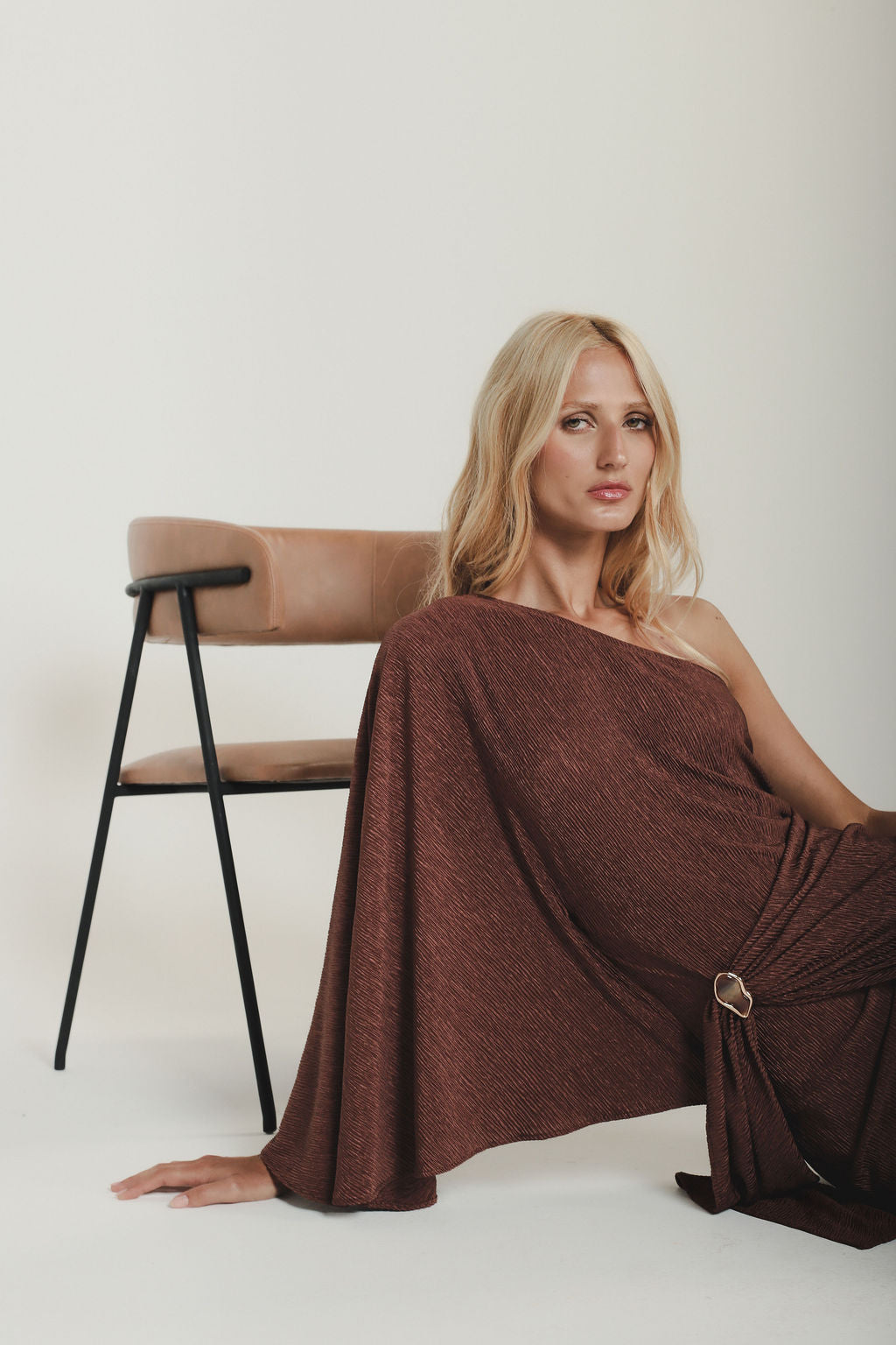 Vestido Longo Plissado Metal Marrom