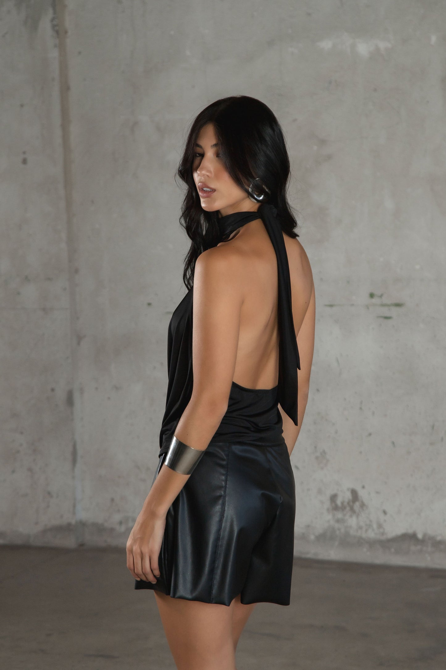 Blusa Choker Jersey Preta Decotada