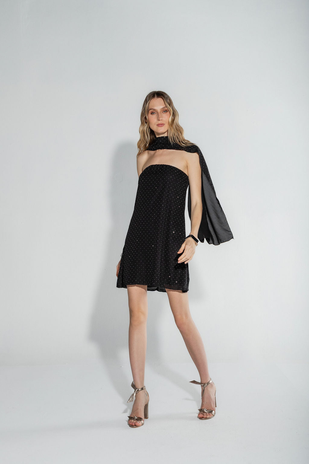 Vestido Curto Brilho com Lenço Preto