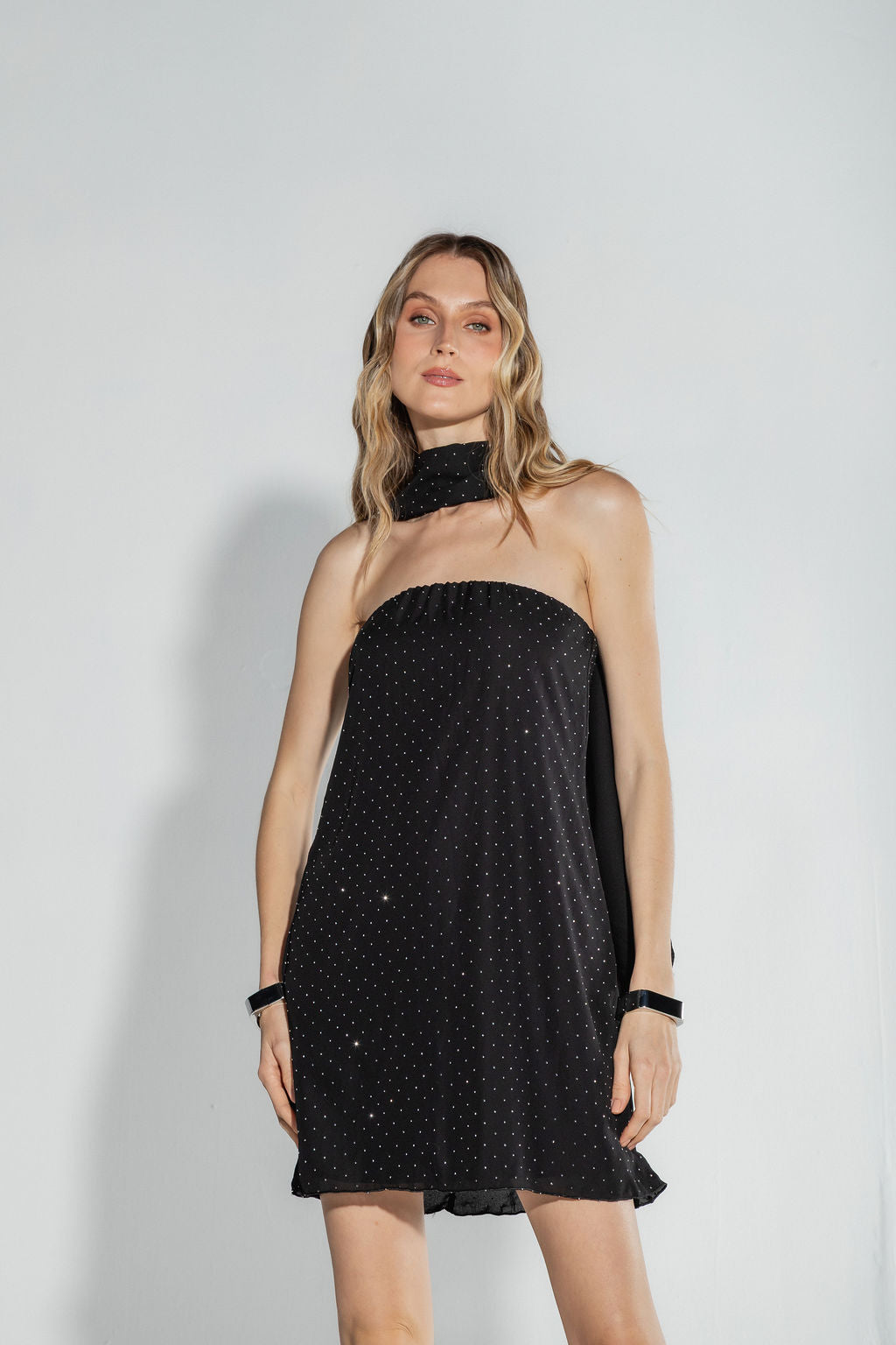 Vestido Curto Brilho com Lenço Preto