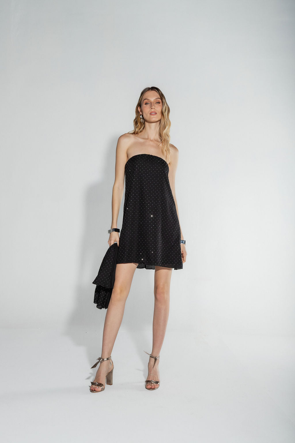 Vestido Curto Brilho com Lenço Preto