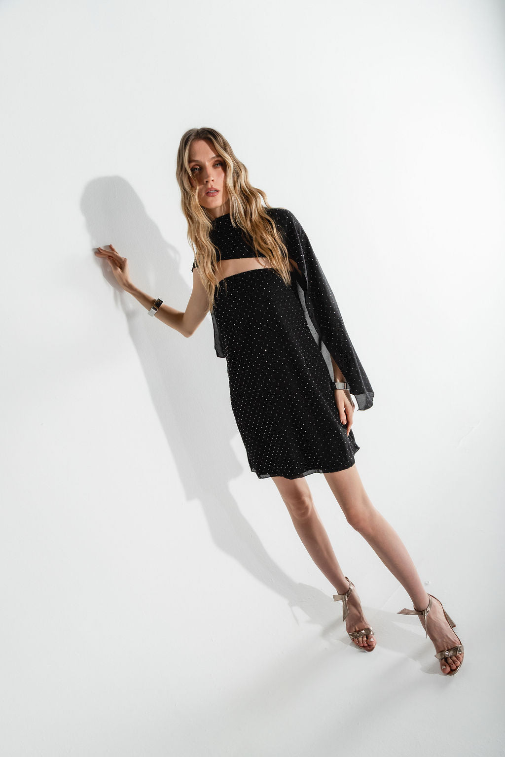 Vestido Curto Brilho com Lenço Preto