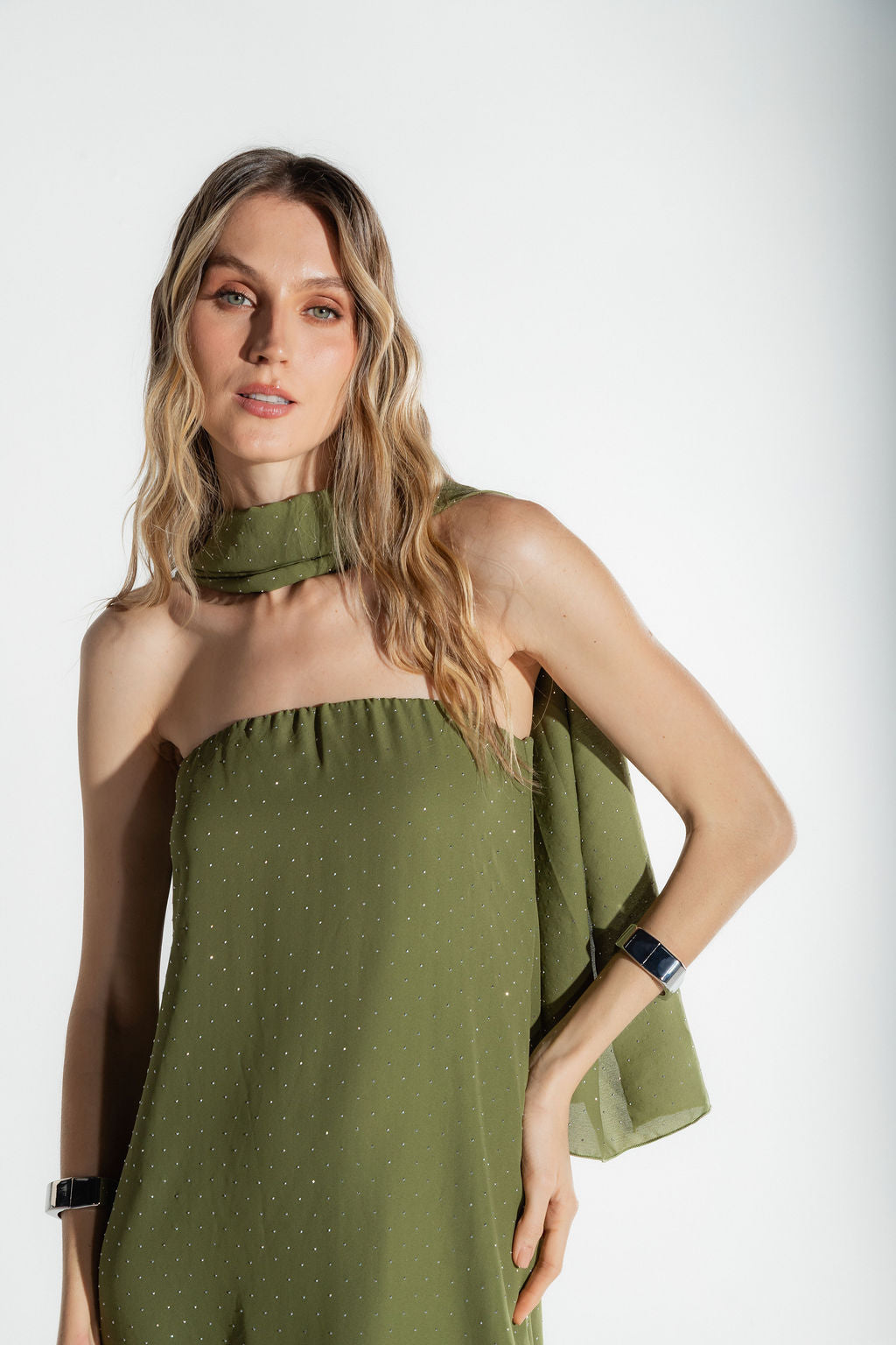 Vestido Curto Brilho com Lenço Verde