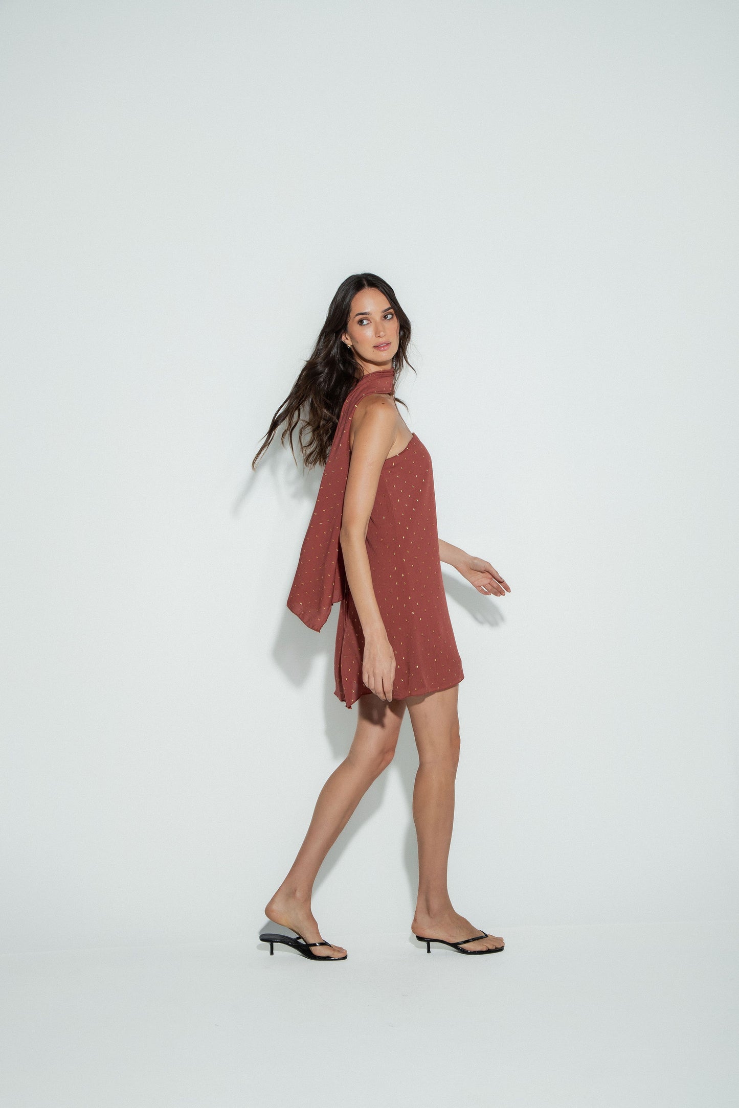 Vestido Tomara que Caia Curto Brilho Marrom