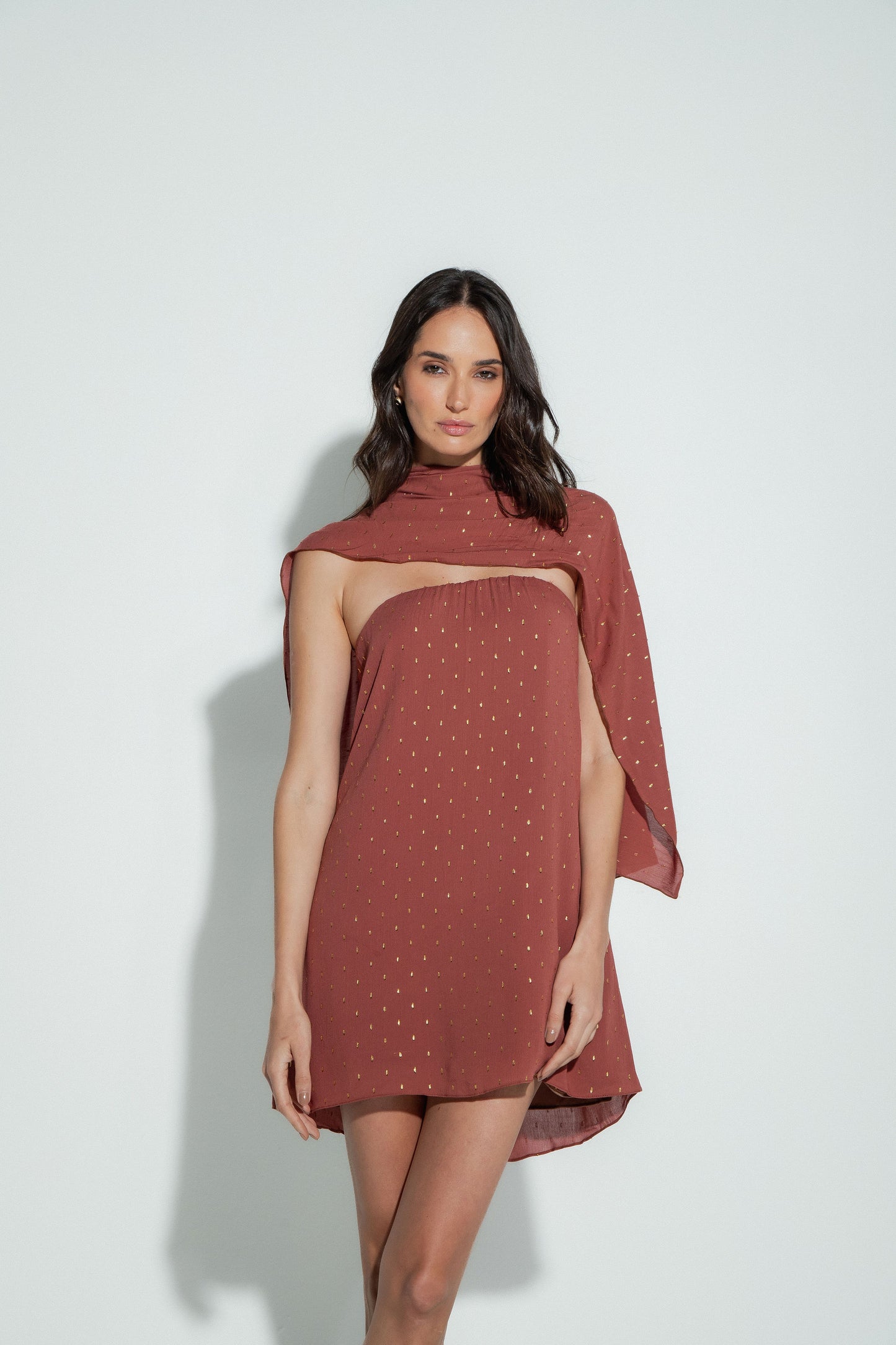 Vestido Tomara que Caia Curto Brilho Marrom