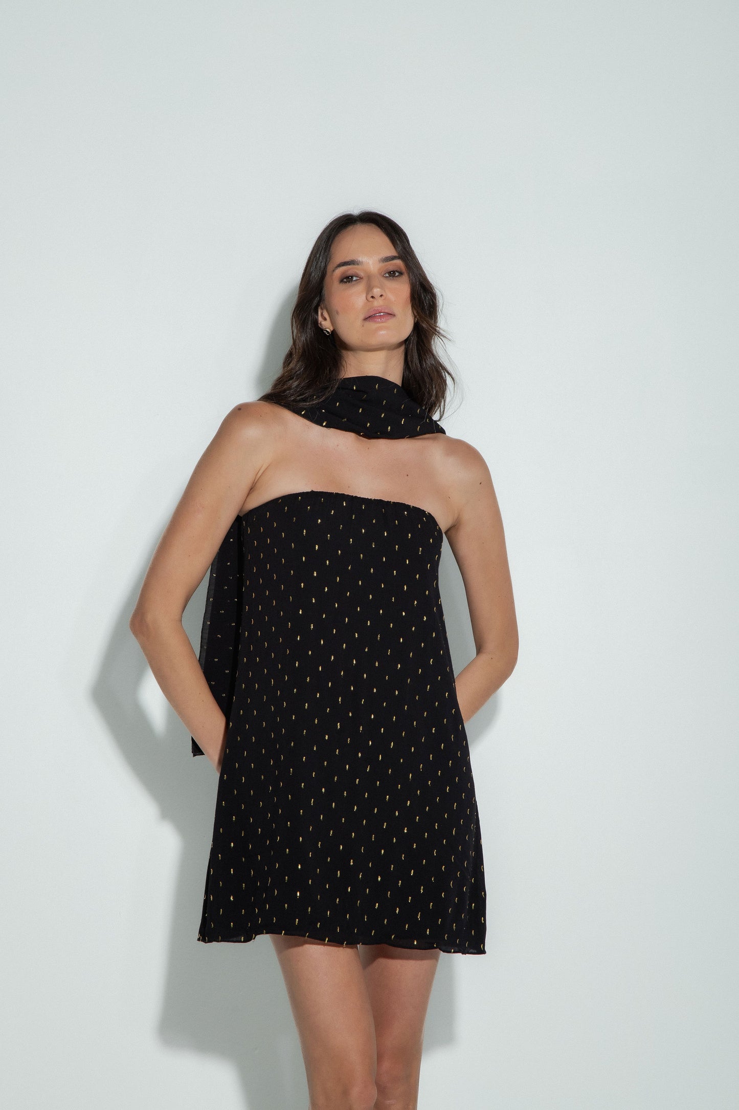 Vestido Tomara que Caia Curto Brilho Preto