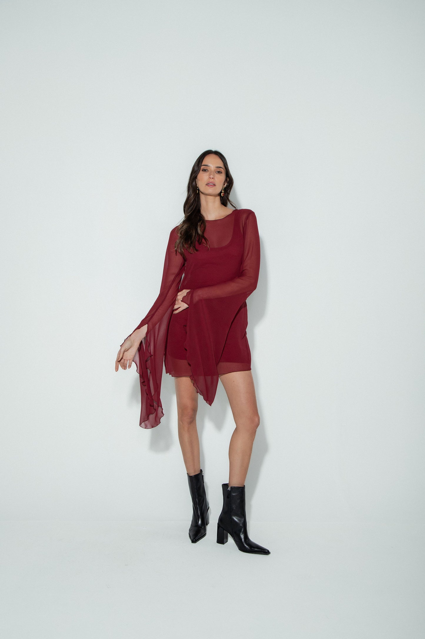 Vestido Curto Manga Longa Assimétrica Vinho