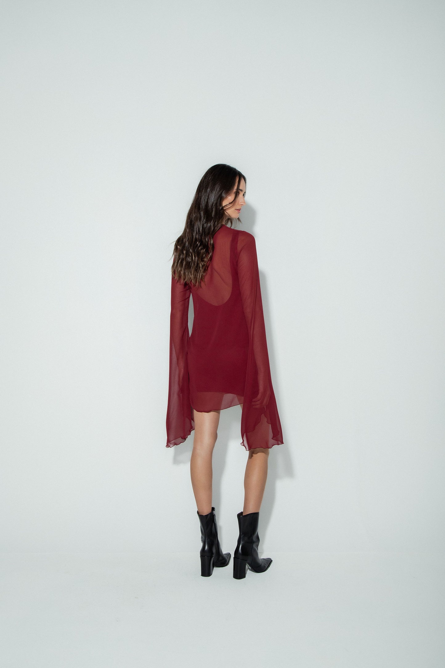 Vestido Curto Manga Longa Assimétrica Vinho