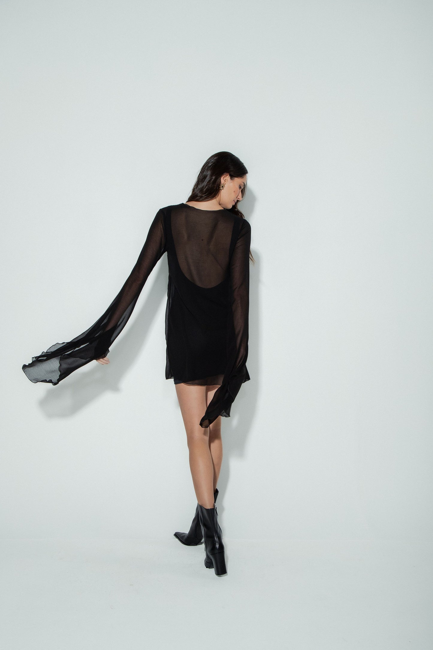 Vestido Curto Manga Longa Assimétrica Preto