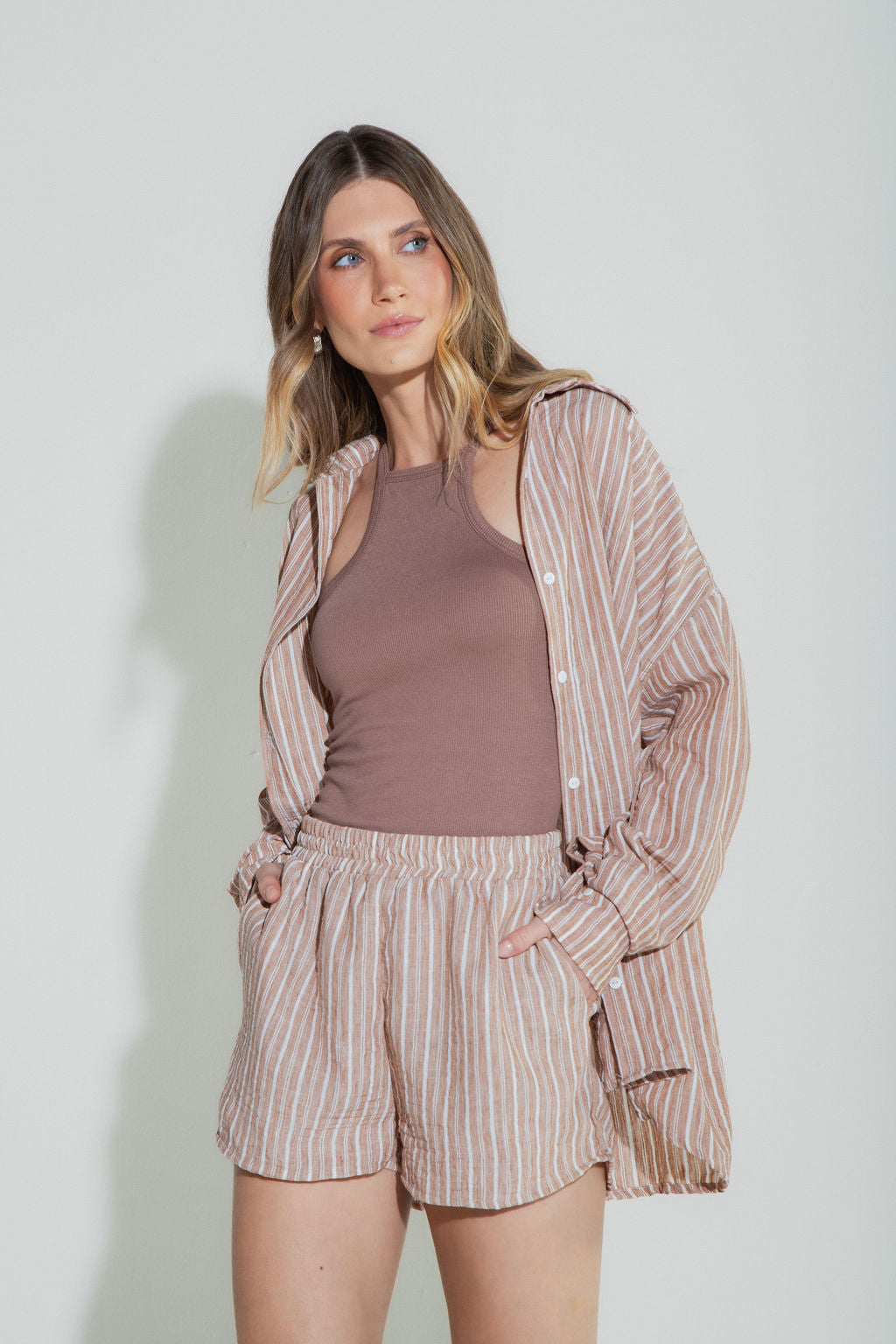 Short Listra Fina Marrom