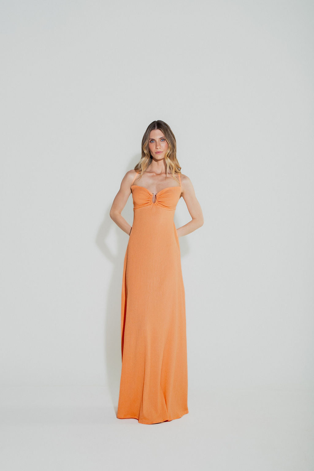 Vestido Longo Decote Metal Coral
