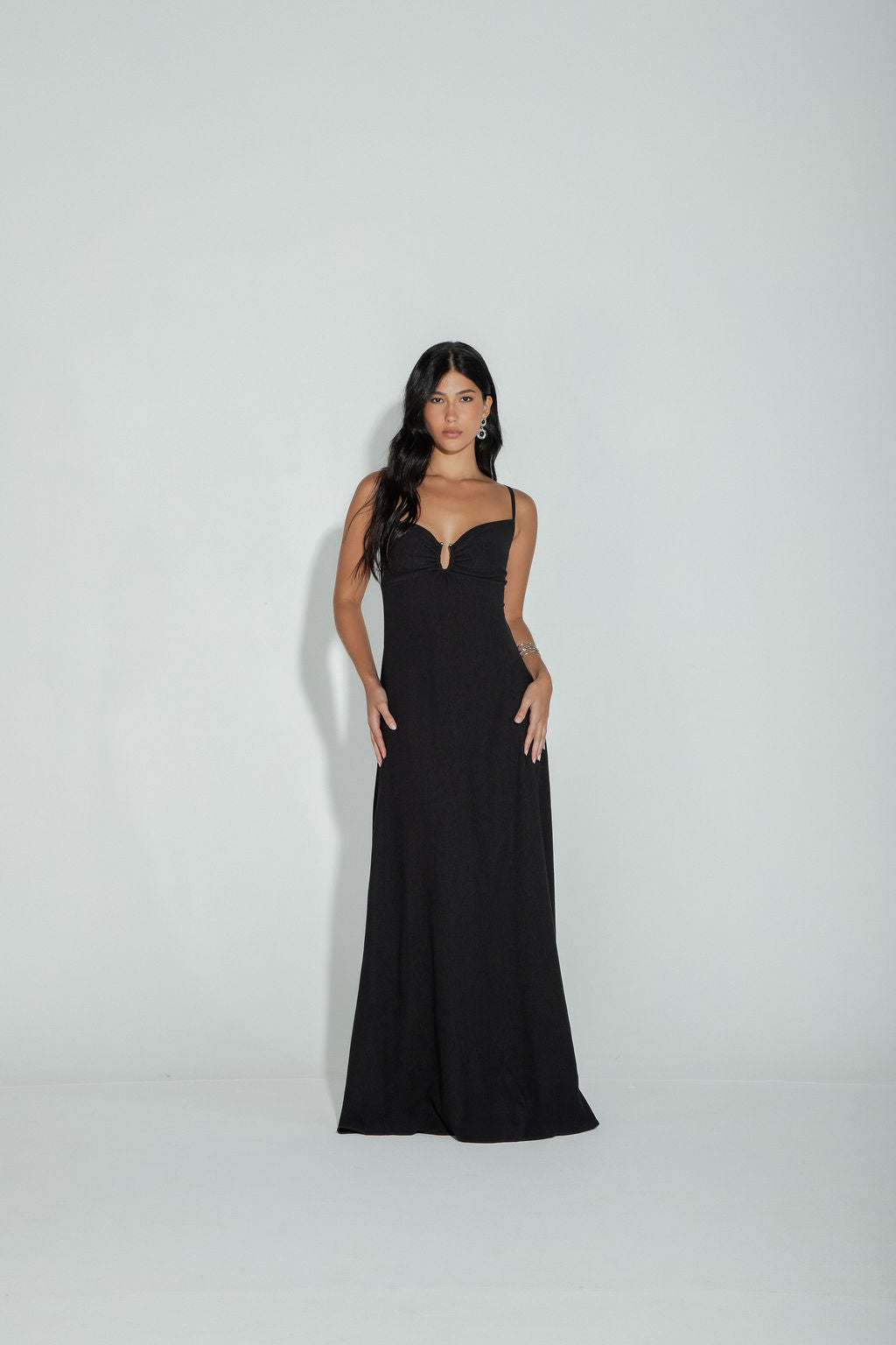 Vestido Longo Decote Metal Preto
