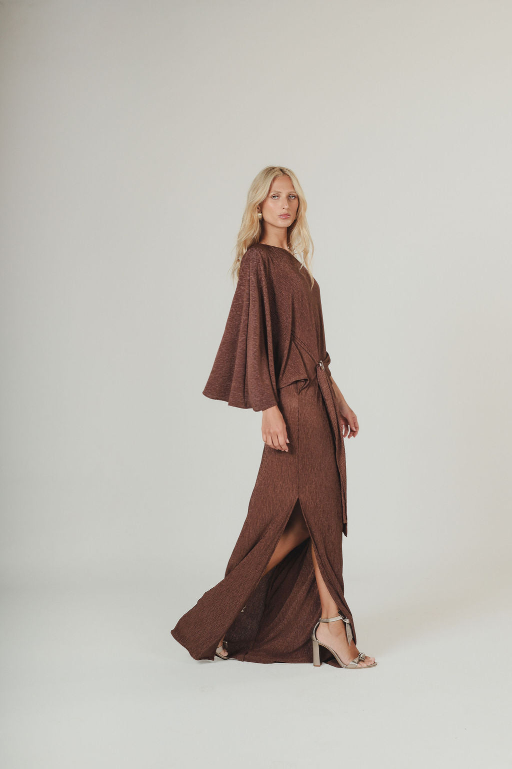 Vestido Longo Plissado Metal Marrom
