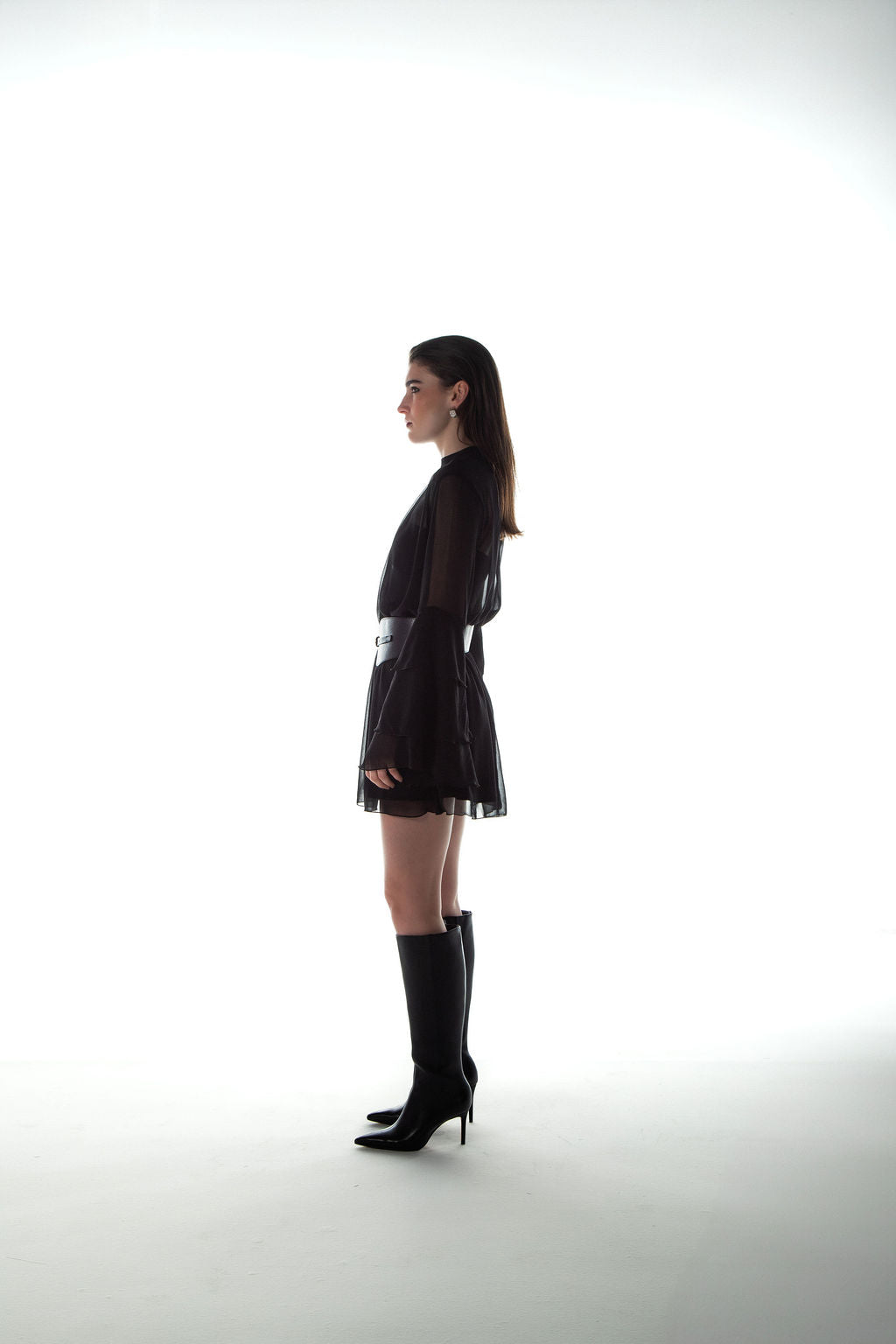 Vestido Curto Manga Longa 3 Babados Preto
