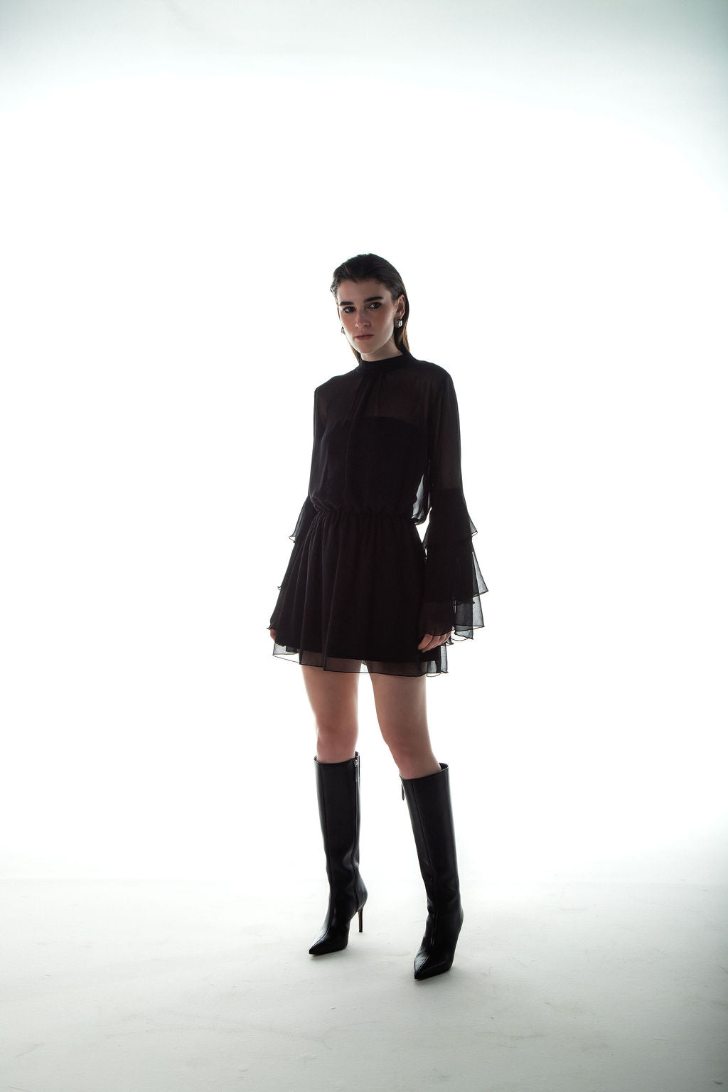 Vestido Curto Manga Longa 3 Babados Preto