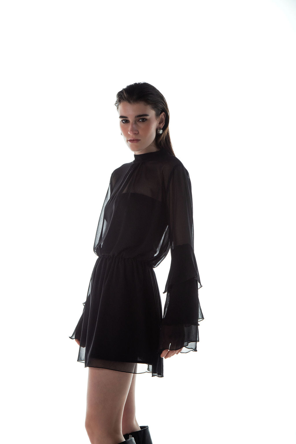 Vestido Curto Manga Longa 3 Babados Preto