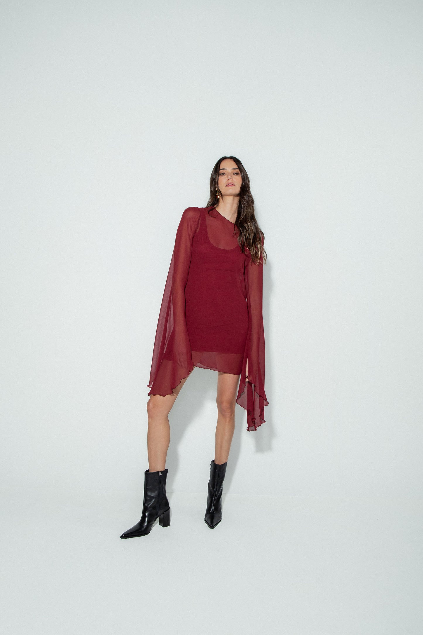Vestido Curto Manga Longa Assimétrica Vinho