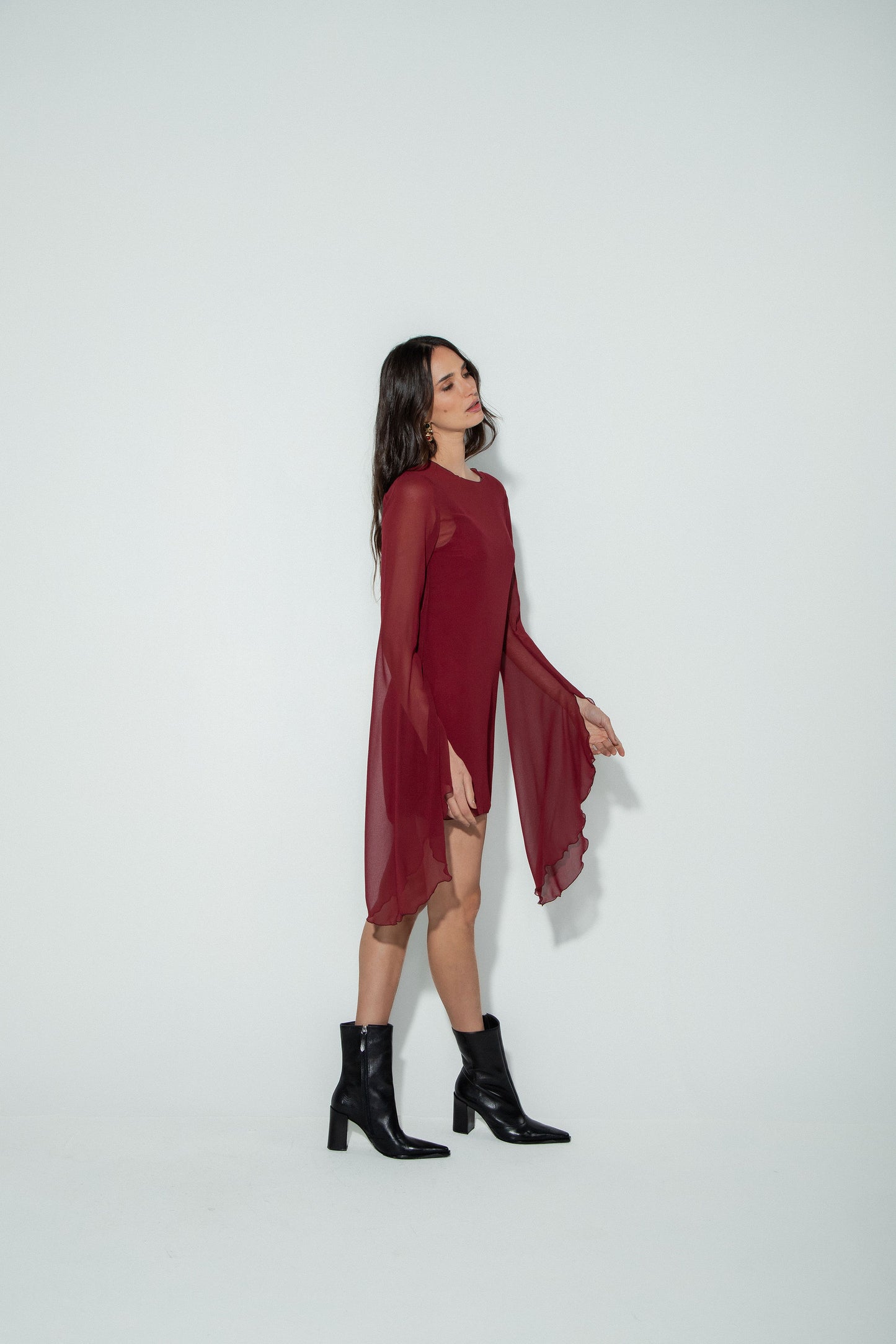 Vestido Curto Manga Longa Assimétrica Vinho