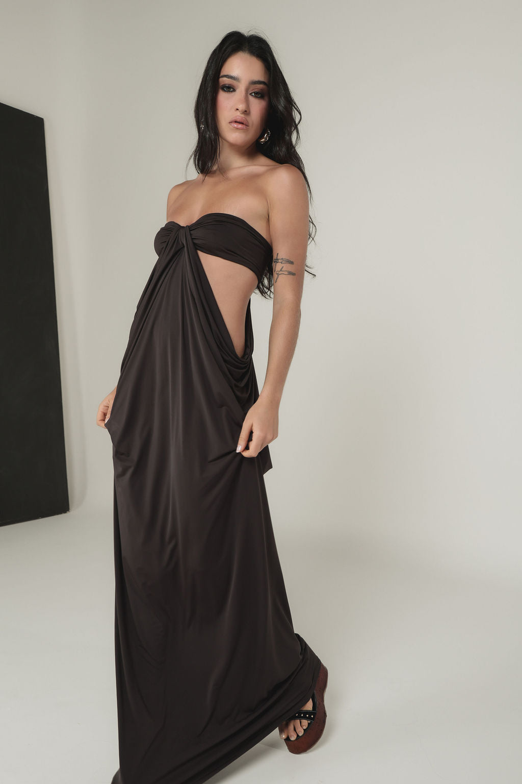 Vestido Longo Cut Out Drapeado Marrom